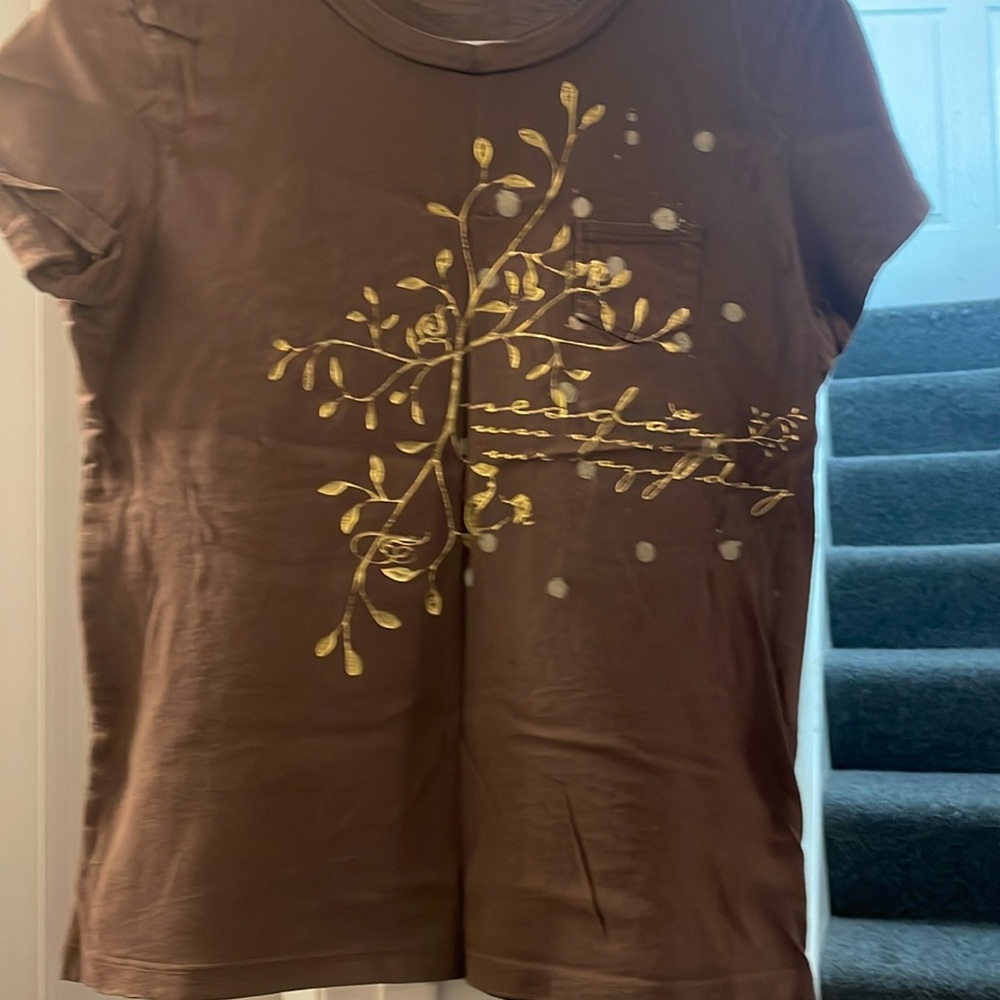 Lightweight tee with gold detail